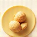 Stylized icon of a shea nut and butter, representing deep moisturization.